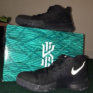 Kyrie 3’s triple black